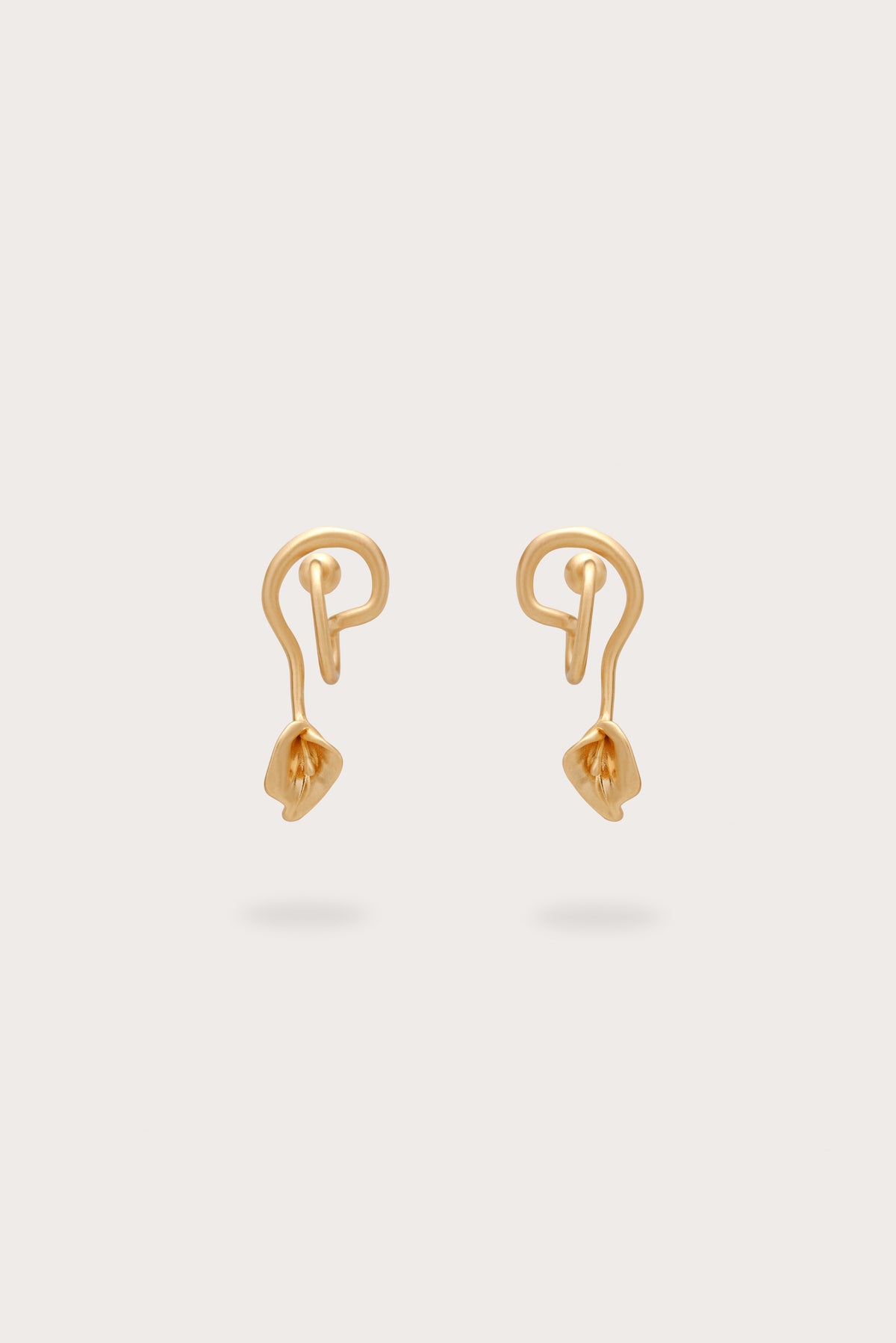 CALLA WAVY EARRING - BRUSHED BRASS